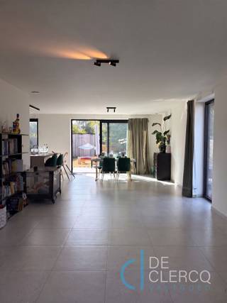 <p><span>Deze woning is gelegen in een doodlopende straat te Lochristi in een kindvriendelijke wijk. De ligging zorgt voor een vlotte bereikbaarheid naar de invalswegen (R4) en verschillende handelszaken.</span></p><p><span>Het gelijkvloers van de woning beschikt over een lichtrijke inkomhal met apart toilet. Verder bevindt zich de leefruimte met aansluitend de zeer geriefelijke keuken uitgerust met volgende toestellen: oven, microgolfoven, kookplaat, ijskast met vriesvak en vaatwasmachine. Naast de keuken is er een ruime berging die ook dienst zal doen als wasplaats. Boven zijn er 3 slaapkamers aanwezig met grote raampartijen. De badkamer is ingericht met een dubbele lavabo en inloopdouche. De eerste verdieping is verder nog voorzien van een apart toilet en een technische ruimte.</span></p><p><span>De deels omheinde tuin is volledig ingezaaid en aangevuld met siergrassen alsook een tuinhuis. Het terras is zuidwest georiënteerd waardoor u kan genieten van de middag- en avondzon. Verder is voor de woning nog een grote oprit voorzien.</span></p><p><span>De zeer energiezuinige woning beschikt over zonnepanelen en een E-peil 20. Ze wordt verwarmd via een warmtepomp (geothermie) met vloerverwarming als afgiftesysteem.</span></p><p><span>Dit prachtig huis is vrij vanaf november 2026 en heeft een maandelijkse huurprijs van 1.600 euro.</span></p><p><span>Indien u graag een bezoek wenst of meer informatie, gelieve een mailtje te sturen naar uw contactpersoon Anais via anais@vastgoed-dc.be of via de website. </span></p>