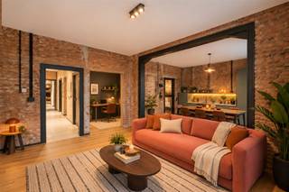 <p>144 m² woonruimte, authentieke bakstenen muren, warme houten vloeren en een flinke dosis karakter. Dit Antwerpse appartement heeft die bijzondere industriële uitstraling die je niet elke dag tegenkomt.</p><p>De ruwe bakstenen muren zetten meteen de toon. Ze geven het interieur een stoere, stedelijke sfeer, terwijl de grote ramen het daglicht royaal binnenlaten. De leefruimtes voelen open en ruim aan, met een mooie balans tussen originele materialen en hedendaags comfort.</p><p>De open woonkeuken vormt een centrale plek in het appartement. Strakke keukenkasten, moderne toestellen ( vaatwas, ijskast, diepvries en oven ingebouwd) en warme materialen zorgen voor een stijlvol contrast met de authentieke bakstenen. De eetruimte en zithoek sluiten mooi op elkaar aan. Hier is plaats om uitgebreid te tafelen, vrienden te ontvangen of gewoon lekker thuis te zijn.</p><p>Met drie ruime slaapkamers biedt het appartement heel wat vrijheid. Van een gezellige master bedroom tot een creatieve werkplek of logeerkamer: de indeling laat verschillende invullingen toe.</p><p>Ook de twee badkamers passen perfect bij het karakter van de woning. Modern afgewerkt, met strakke lijnen, zwarte accenten en een stijlvolle inloopdouche.</p><p>De ligging in Antwerpen maakt het plaatje compleet. Winkels, horeca en het bruisende stadsleven liggen binnen handbereik.</p><p>**144 m² | 3 slaapkamers | 2 badkamers**</p><p>Een eigenzinnig stadsappartement waar ruimte, authentieke details en modern wooncomfort samenkomen.</p><p>Rechtstreeks te koop van eigenaar, bel ons gerust voor een bezichtiging in te plannen 0456 83 87 68<br /> </p>