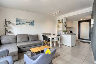 Appartement duplex situé au 1er étage de la Résidence Calmeyn.<br /><br />L’appartement se compose d’un séjour lumineux avec une cuisine ouverte et un débarras.<br />À l’étage, on trouve 2 chambres ainsi qu’une salle de bains avec baignoire, meuble lavabo et WC.<br />Vous profitez d’une belle terrasse ensoleillée du matin jusqu’au soir, avec vue sur les dunes, le tout à seulement 150 m de la plage et de l’Esplanade.<br />Possibilité d’achat d’un emplacement de parking souterrain.<br />En résumé, vous recherchez un appartement lumineux et prêt à emménager ? N’hésitez pas à planifier votre visite.<br /><br /><strong>Atouts :</strong>
<ul>
<li>Prêt à emménager</li>
<li>Grande terrasse</li>
<li>Électricité conforme</li>
<li>Bon rendement locatif</li>
<li>Local à vélos dans l’immeuble</li>
</ul>