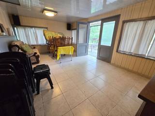 <p><span>Een idyllisch kader voor mensen die houden van groen, natuur en rust.</span></p><p><span>De chalet is gelegen in natuurgebied en heeft een totale bewoonbare oppervlakte van 90m².  Geen centrale verwarming, wel een houtkachel aanwezig. </span></p><p><span>Indeling: eetkamer, keuken, slaapkamer, sanitair, berging.</span></p><p><span> </span></p><p><span>Contacteer ons kantoor Dupont Vastgoed voor meer inlichtingen of een bezoek ter plaatse op 015 15 15 15.</span></p><p><span> </span></p>