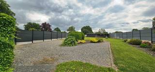 Voor info en bezichtiging : bel Benny 0475/25 01 72<br /><br />Op zoek naar een charmante woning met ruimte en talloze mogelijkheden?<br />Deze vrijstaande woning met 5 slaapkamers in het gezellige Herk-de-Stad biedt een unieke kans voor wie droomt van een renovatieproject.<br />Gebouwd in 1933 op 1060 ca, met een bewoonbare oppervlakte van maar liefst 178 m² In 1995 werd het dak vernieuwd en een deel van de ramen werd reeds vervangen door dubbele beglazing. <br />Bij het binnenkomen wordt u verwelkomd in de inkomhal, die toegang geeft tot de verschillende ruimtes. Rechts bevindt zich de gezellige woonkamer met kachel, een warme plek waar het heerlijk vertoeven is. Rechts treft u een kamer die ideaal kan dienen als bureauruimte, praktijkruimte of extra slaapkamer. Verder in de hal bevindt er zich een slaapkamer die bereikbaar is via een trapje dat extra karakter aan de woning geeft. Aansluitend bevindt zich de keuken, een badkamer en een aparte wc is.<br />Op de eerste verdieping bevinden zich drie volwaardige slaapkamers en een extra ruimte voorzien als toekomstige badkamer.<br />Vanuit de keuken is er toegang tot de binnenkoer en een praktische berging. Via het pad bereikt u een aangelegde tuin van 9a 80ca, voorzien van een vijver en een tuinhuis achterin de tuin.<br />De woning beschikt bovendien over twee vrijstaande garages (samen 35m2) en dit jaar werden de omheiningen nog fraai vernieuwd.<br />Kortom, met de juiste renovatie wordt dit zonder twijfel jouw warme en stijlvolle thuis in Herk-de-Stad.<br />