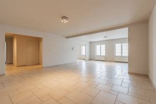 Dit ruime duplex appartement te  Grembergen, nabij Dendermonde.Centraal gelegen in de omgeving van winkels, openbaar vervoer, zorg, scholen en...