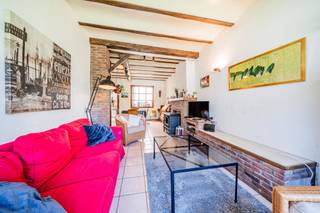 <h1><span>Woning met 3 slaapkamers, garage, kelder en voortuin – Evere / Schaarbeek</span></h1>
<p><span>We Invest Bruxelles-Europe stelt u deze eengezinswoning met 2 gevels voor, ideaal gelegen in de Rue de Genève 482, op de grens van Evere en Schaarbeek, in een gegeerde residentiële wijk vlakbij Brussel, de NAVO, winkels, scholen, openbaar vervoer en belangrijke invalswegen.</span></p>
<p><span>Deze woning uit 1953 behoudt haar authentieke charme dankzij de zichtbare balken en biedt veel potentieel na een opfrissing.</span></p>
<p><span>Op het gelijkvloers bevinden zich een woonkamer, een lichtrijke eetkamer en een functionele keuken. Op de eerste verdieping vindt u een ruime slaapkamer aan de voorzijde met balkon, een slaapkamer aan de achterzijde en een recent gerenoveerde badkamer met grote douche en toilet. De bovenste verdieping omvat een extra slaapkamer en een ingerichte zolderruimte, ideaal als bureau, dressing, opslagruimte of thuiswerkplek.</span></p>
<p><span>De kelderverdieping beschikt over een ruime wasruimte en verschillende opslagkelders.</span></p>
<p><span>Troeven van de woning:</span></p>
<ul>
<li><span>Eengezinswoning met veel potentieel</span></li>
<li><span>3 slaapkamers + polyvalente ruimte</span></li>
<li><span>Voortuin</span></li>
<li><span>Balkon met open uitzicht</span></li>
<li><span>Zuidgerichte achterzijde</span></li>
<li><span>PVC ramen met dubbele beglazing</span></li>
<li><span>Geïsoleerd dak in goede staat</span></li>
<li><span>Recente gasketel (2020)</span></li>
<li><span>Zonnepanelen geplaatst in 2021</span></li>
<li><span>EPC E-</span></li>
<li><span>Rustige en gegeerde buurt</span></li>
<li><span>Vlakbij Brussel en de NAVO</span></li>
</ul>
<p><span>Een privatieve garage tegenover de woning is beschikbaar aan €30.000 extra. Een echte meerwaarde in de buurt. Mede-eigendomskosten: ± €30/maand inclusief elektriciteit en wateraansluiting.</span></p>
<p><span>Ideale woning voor een eerste aankoop, gezin of investering nabij Brussel.</span></p>
<p><span>Info & bezoeken:</span><br /><span>Rebecca Hallal – We Invest Bruxelles-Europe</span><br /><span>📞 0472 12 62 42</span><br /><span>📧 rebecca.hallal@weinvest.be</span><br /><br /></p>