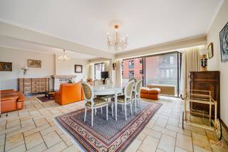 <p>À Jambes, à deux pas du bord de Meuse, découvrez ce splendide appartement de 103 m², un bien rare qui allie espace, confort et élégance. Offrez-vous un cadre de vie exceptionnel grâce à une organisation idéale : un espace de jour lumineux ouvert sur un balcon enveloppant, et un espace de nuit parfaitement indépendant pour un confort optimal. Une véritable perle à visiter sans tarder.</p>
<p>Il se compose d’un hall d’entrée avec vestiaire, d’un vaste séjour baigné de lumière, d’une cuisine équipée, d’un WC séparé, d’un hall de nuit, de trois chambres avec placards intégrés et d’une salle de bain avec emplacements machines. Données techniques : porte sécurisée, châssis ALU, chauffage collectif au gaz de ville avec décompteur de chaleur et d’eau chaude, électricité non conforme, compteurs individuels pour l’électricité. PEB C – 189 kWh/m².an – 19.511 kWh/an – 20260401020199.</p>
<p>La copropriété a déjà bénéficié de nombreux travaux : mise en conformité de l’ascenseur, remplacement de la chaudière collective, nouvelle toiture avec isolation, sécurisation de la porte d’entrée et actualisation des parlophones.</p>
<p>***Pour des opportunités exclusives, inscrivez-vous sur <strong>weinvest.be</strong> et accédez à des biens ciblés. Besoin d'une estimation SANS ENGAGEMENT ? Contactez-nous au <strong>0471 93 09 39</strong>. Nous sommes là pour vous accompagner dans votre achat, investissement ou vente.***<br /><br />L'agent immobilier ne pratique aucune enchère, monopole des notaires. Il n'a pas le droit de fixer un prix minimum ni de vendre le bien. Ces décisions reviennent exclusivement au propriétaire, qui, s’il choisit de vendre, n'est pas lié à l'offre la plus élevée, mais à celle qui correspond le mieux à ses critères (prix, délai, conditions). Le prix indiqué n'est qu'un prix de départ.</p>