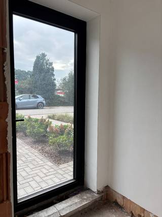 De woning 130 m² bestaat op het gelijkvloers uit een ruime leefruimte, die via een grote schuifraam uitgeeft op de tuin. Verder heeft men een aparte keuken, berging en gastentoilet. De verdieping is ingedeeld in 3 slaapkamers van respectievelijk 13 m², 11m² en 8 m², gastentoilet en badkamer. <br /><br />Extra troef is de zeer ruime garage 36 m² (inbegrepen in de prijs) in de kelderverdieping, die rechtstreeks toegang heeft tot de woning en nog ruimte biedt voor fietsen en dergelijke te stallen. Verder heeft het een mooie ruime tuin van 107 m² en is het zeer energiezuinig (E-peil E30).<br /><br />De woning is volledig af te werken naar eigen smaak aan de hand van het lastenboek (inbegrepen in de prijs). <br /><br />Verkoop mogelijk onder 6% BTW !<br /><br />Plan snel uw bezoek in via 03/309.00.00 of www.immovdl.be
