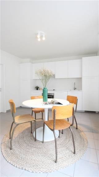 In de toffe Dieseghemwijk vinden we dit gemeubeld en volledig gerenoveerd appartement.Het appartement is beschikbaar voor korte of lange termijn huur...