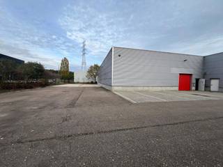 Instapklaar bedrijfsgebouw beschikbaar te Genk.Het multifunctioneel magazijn heeft een oppervlakte van 775m² en een hoogte van ± 6m voorzien van...