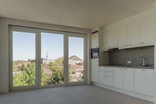 Deze residentie, gelegen in de Tieltsesteenweg te Eeklo, zal genieten van veel rust en groen en zal worden opgetrokken in een prachtige architectuur met veel aandacht voor lichtinval en privacy. Bovenal zal deze residentie genieten van een hoogwaardige afwerking. Door de verschillende indelingen en volumes zal er voor iedereen aan zijn verwachtingen kunnen beantwoord worden.<br /> <br />De naam “Klarenhof” verwijst naar het Klooster van de Arme Klaren Coletinnen die naast deze prachtige locatie ligt. De mooie parkomgeving rond het complex zal er voor zorgen dat alle appartementen zullen kunnen genieten van een prachtig uitzicht op hun ruim terras.<br /><br />Het “Klarenhof” is gelegen vlakbij het centrum van Eeklo maar geniet toch van een rustige én groene woonomgeving. Dit maakt van de residentie een uitzondering in zijn segment. Niet alleen komt U volledig tot rust in de mooie parkomgeving, het stadscentrum en de winkels liggen binnen handbereik. <br /> <br /><strong>Samenstelling hoek-appartement 1.7:</strong> inkomhal met gastentoilet, ruime en zonnige woonkamer uitgevend op een groot terras (25m<sup>2</sup>), open volledig geïnstalleerde keuken met kookeiland en aanpalende berging, masterbedroom uitgevend op een privaat terras, 2 slaapkamers, badkamer met douche.<br /><br />Alle appartementen worden hoogwaardig afgewerkt met een absolute visie inzake isolatie en verwarming. Zo hebben alle appartementen vloerverwarming die aangestuurd wordt door een warmtepomp, zijn er zonnepanelen voorzien voor zowel de privatieven als de gemeenschap en is er heel veel aandacht gespendeerd aan geluids- en contactisolatie. Dit is zowel interessant voor de kandidaten die er willen genieten als vaste woonplek, als de investeerder om te verhuren.<br /><br />De absolute troeven zijn:<br /><br />- schitterende parkomgeving met veel groen<br />- ruime zonnige terrassen<br />- luxe afwerking met hoogwaardige materialen. <br />- energiezuinige voorzieningen zoals vloerverwarming, zonnepanelen en warmtepomp<br />- veel mogelijkheden tot parkeren met ruime garageboxen, autostandplaatsen met private kelderberging.<br /><br />Wenst U meer informatie of U had graag een afspraak gemaakt om dit project verder in detail te bespreken? Aarzel dan niet ons te contacteren. Wij maken graag een afspraak op kantoor of bij U thuis.<br /> <br />Wenst U de brochure van het project te ontvangen? Stuur ons gerust een mailtje op info@immoyves.be