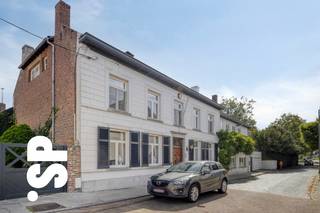 Zeer ruim herenhuis met een bewoonbare oppervlakte van 955m², gelegen op een perceel van 1HA 21A 94CA.<br /><br />Indeling gelijkvloers: inkomhall met gastentoilet, salon, eetkamer, veranda, keuken, bijkeuken en wasplaats. Voorts is er op het gelijkvloers een kantoor met aparte ingang bestaande uit 2 aparte bureaus, één grote ruimte en 2 aparte toiletten. Ook is er achteraan een aparte studio met slaapkamer, badkamer en woonkamer.<br />Indeling 1e verdieping: nachthall, 4 slaapkamers, 2 badkamers, kitchenette en woonkamer.<br />Indeling 2e verdieping: nachthall, 3 slaapkamers en zolderruimte.<br /><br />Dit uitzonderlijke pand, gelegen in het "mooiste dorp van Vlaanderen", fungeerde jarenlang als woonst met notariaat. Door de grote oppervlakte van zowel het gebouw als het perceel biedt deze eigendom meerdere mogelijkheden: hotel, restaurant, B&B, co - housing, vrije beroepen, evenementen, ..<br /><br />Het gebouw werd degelijk gebouwd, doch is aan renovatie toe.<br /><br />De eyecatcher van deze eigendom is de volgroeide en aangelegde parktuin met tal van eeuwenoude inheemse loofbomen. Deze oase van rust is de "groene long" van Oud - Rekem. <br /><br />Deze eigendom is gelegen in de dorpskern van het historische Oud - Rekem met een vlotte verbinding naar E314 en op 15 min van Maastricht.<br /><br />EPC: 609 kWh / m².<br /><br />Nog vragen? Neem dan zeker contact op met Immo SP te Hasselt op 011/49 08 10 of via info@immosp.be.