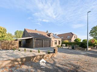 eze instapklare gezinswoning, gelegen in het gezellige Wijchmaal (Peer), biedt een ideale combinatie van rust, ruimte en bereikbaarheid. De woning bevindt zich in een groene en kindvriendelijke omgeving, met wandelroutes en scholen voor kleuter-, lager- en middelbaar onderwijs vlakbij. Dankzij de vlotte verbindingen naar Bocholt, Meeuwen en Genk geniet je hier van landelijk wonen met alle voorzieningen in de buurt.
<p><br />De open bebouwing uit 1985 is perfect onderhouden en instapklaar. De woning beschikt over 4 slaapkamers, vloerverwarming op het gelijkvloers en in de badkamer boven, een lichtrijke open leefruimte met veranda, en een inpandige garage met twee poorten. Daarnaast is er een badkamer op op verdiep, een extra berging op de eerste verdieping, een ruime wasplaats gelijkvloers, een afgesloten tuin met overdekt terras en een brede oprit met extra parkeermogelijkheden.</p>
<p><br /><strong>Enkele troeven:</strong></p>
<ul><li><strong>Energiezuinig wonen:</strong> Dankzij 12 zonnepanelen, pvc-ramen met dubbele beglazing, airco, vloerverwarming, verwarming op gas en een pelletkachel.</li><li><strong>Instapklaar en ruim:</strong> 4 slaapkamers, praktische indeling en voldoende bergruimte voor het hele gezin.</li><li><strong>Binnen- en buitencomfort:</strong> Veranda met veel lichtinval, overdekt terras en een volledig omheinde tuin voor optimale privacy.</li><li><strong>Uitstekende ligging:</strong> Nabij scholen, winkels, horeca, openbaar vervoer en groene wandelroutes in de omgeving.</li></ul>
<p><br />Wil jij comfortabel en energiezuinig wonen in een rustige, gezinsvriendelijke buurt? Plan dan vandaag nog je bezoek aan deze instapklare woning in Wijchmaal (Peer) via 089 46 48 63 of impact@era.be, Khaz helpt je graag verder!</p>