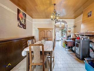 <p>Deze woning beschikt op het gelijkvloers over een inkomhal, een woonkamer met eetplaats, <strong>keuken met aangrenzende berging/wasplaats </strong>en een <strong>apart toilet</strong>. Op de eerste verdieping bevinden zich<strong> twee ruime slaapkamers</strong> en een badkamer (lavabo, douche-in-bad en toilet). Er is tevens een zolder aanwezig (valluik) waar nog extra kamers gecreëerd kunnen worden. <br /><br />Vanuit de keuken is er toegang tot de <strong>zonnige tuin met terras</strong>.<br /><br />Een extra troef is de <strong>ruime garage</strong> achteraan, bereikbaar via de achterzijde. Bovendien kan er ook <strong>voor de woning eenvoudig geparkeerd </strong>worden.<br /><br />De woning beschikt grotendeels over dubbele beglazing. Mits de nodige opknapwerken, vormt dit pand een uitstekende opportuniteit voor zowel investeerders als starters. De woning is momenteel verhuurd. <strong><br /></strong><br />Deze woning biedt tal van mogelijkheden en is gunstig gelegen nabij het centrum van Moorsel/Aalst, met een vlotte aansluiting op de belangrijkste verbindingswegen. Openbaar vervoer bevindt zich op wandelafstand, net zoals lokale winkels, scholen en wandelroutes. Voor meer info en/of een bezoek ter plaatse, contacteer Tijl via <strong>tijl@immotijl.be </strong>of <strong>0477 44 86 11.</strong></p>