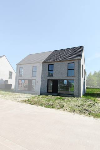 In het rustige Meulebeke in een kindvriendelijk buurt bouwt Hectaar deze twee hedendaagse halfopen bebouwingen met zuid-gerichte tuin. Deze woningen zijn gelegen op een beugscheut van het centrum van Meulebeke en vlakbij invalswegen richting Tielt, Ingelmunster, Dentergem,... <br />Deze nieuwbouwwoningen zijn voorzien van 3 volwaardige slaapkamers, lichtrijke leefruimte met open keuken en volledig uitgeruste badkamer. De afwerking van de woning kunt u, samen met onze partnerleverancier, volledig afstemmen op uw eigen smaak en budget. Er wordt een prefab garagebox voorzien in de prijs. (foto's referentie voorgaande woningen).
<ul>
<li>Kindvriendelijke en rustige woonbeurt;</li>
<li>Energiezuinige woning; </li>
<li>Vloerverwarming op het gelijkvloers</li>
<li>Overschakeling naar warmtepomp mogelijk tot einde ruwbouw</li>
<li>3 ruime slaapkamers</li>
<li>Losstaande garagebox inbegrepen in de prijs</li>
<li>Afwerking naar keuze. </li>
</ul>
Aarzel zeker niet om contact op te nemen bij vragen of verdere interesse. <br />