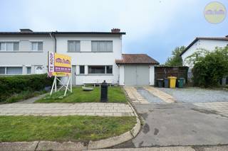 Deze te renoveren eengezinswoning is gelegen in een doodlopende straat in het centrum van Meerhout.Zo kan je genieten van de rustige omgeving en ben...