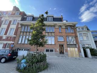 Dit prachtig, recent totaal gerenoveerde appartement is gelegen in een karaktervol gebouw tussen het Sint-Pietersstation en het UZ Gent.Een absolute...