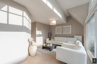 Zonnig en ruim duplex appartement met zuidgericht terras op wandelafstand van de winkels en het strand. Indeling: inkomhal met gastentoilet...