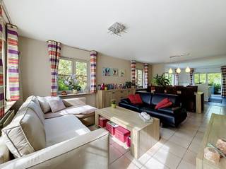 <p>Deze veelzijdige woning combineert een aangename gezinswoning met extra ruimte voor een praktijk, kantoor of hobby. Via de inkomhal met gastentoilet kom je in de lichtrijke leefruimte met gezellige zit- en eethoek. De open, geïnstalleerde keuken geniet van een mooi zicht op de tuin en geeft rechtstreeks toegang tot het terras.</p>
<p>Aansluitend bevindt zich een praktische bijkeuken met gesloten inbouwkasten, ideaal als extra bergruimte of polyvalente ruimte. Een aparte ingang leidt naar een wachtruimte en praktijkruimte. Daarnaast is er een grote polyvalente ruimte met zicht op de tuin, een apart toilet en een afgesloten wasplaats.</p>
<p>De grote, groene tuin vormt een heerlijke plek om tot rust te komen en beschikt over een gezellig terras, tuinhuis en zijpoort.</p>
<p>Op de eerste verdieping bevinden zich vier slaapkamers en een badkamer met bad, douche, lavabo en toilet. Via het trapluik bereik je de ruime zolder van ca. 36 m², perfect als extra bergruimte.</p>
De ruime oprit met carport biedt plaats aan maar liefst vijf wagens. Een woning met verrassend veel ruimte, mogelijkheden en potentieel!<br /><br />Extra troeven<br /><br />
<ul>
<li>co-housing mogelijk</li>
<li>nabij belangrijke invalswegen, winkels, scholen</li>
<li>reeds vergund voor handel</li>
<li>condenserende gasketel (2021)</li>
<li>instapklaar</li>
<li>zuidwest tuin</li>
</ul>
<br />Deze woning is te koop ZONDER makelaar via het concept van Smart Houses. Wenst u verdere inlichtingen of een bezoek? Contacteer rechtstreeks de eigenaar via 0476/973.139