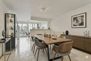 Gelegen in het centrum van Roeselare bevindt zich dit ruime en energiezuinige appartement op de eerste verdieping van een verzorgde residentie...