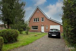 Verzorgde, vrijstaande woning, omgeven door groen en gelegen in een bijzonder rustige woonomgeving. <br /><br />Op het gelijkvloers bevinden zich een ruime leefruimte met veel natuurlijke lichtinval, een gezellige eetplaats, een ingerichte keuken en een praktische douchekamer. <br />Aansluitend is er een uitzonderlijk ruime garage met berg- en wasruimte, die tal van mogelijkheden biedt voor opslag, fietsen of hobby's.<br /><br />De verdieping omvat 2volwaardige slaapkamers en een ruime badkamer voorzien van een ligbad, dubbele wastafel en toilet.<br /><br />Rondom de woning ligt een mooie tuin met terras waar u in alle rust kunt genieten van het groene karakter van de omgeving.<br />De private oprit en garage zorgen bovendien voor voldoende parkeergelegenheid.<br /><br />Geschikt voor maximaal 4 personen.<br />Beschikbaar op 01/01/2027.<br /><br />Huurwaarborg bedraagt 3 maanden huur.<br />Plaatsbeschrijving door extern bedrijf met gedeelde kosten.<br /><br />Een bezoek ter plaatse kunt u enkel online reserveren op www.hansvastgoed.com.<br />Voor meer informatie, bezoek onze website www.hansvastgoed.com of neem contact op met info@hansvastgoed.com of +32 3 366 05 30.