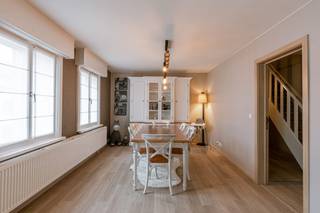 Wenst u meer informatie of een bezoek in te plannen? Contacteer Simon 0498/123.708 of simon@vicusvastgoed.be<br />Te koop: Woning met volledig ingerichte slagerij. <br /><br />Deze eigendom bevindt zich op een perceel van 438 m² en werd grondig gerenoveerd in 2004, gelegen op een commercieel goede locatie in Veldegem.<br />Makkelijk te bereiken via snelwegen en toegangswegen.<br />De woning beschikt over maar liefst 5 volwaardige slaapkamers, ideaal voor grote gezinnen of wie extra ruimte wenst.<br /><br />Indeling woning:<br />• Ruime inkomhal met plaats voor fietsen<br />• Gezellige, aparte eetplaats<br />• Volledig geïnstalleerde keuken met dubbele gootsteen, inductieplaat, ingebouwde oven en microgolf, en tal van opbergkasten<br />• Praktische wasplaats met rekken<br />• Zolderberging<br />• Badkamer uitgerust met ligbad, stoomdouche en dubbele lavabo<br /><br />Buitenruimte:<br />• Aangenaam terras<br />• Ruime tuin<br />• Garage<br /><br />Handelsgedeelte (slagerij):<br />• Winkelruimte aan de voorzijde<br />• Achterliggende werkplaats<br />• Professionele frigocellen<br />• Kantine/eetruimte voor personeel met kleine keuken en koelkast<br /><br />Extra troeven:<br />✔ Mogelijkheid tot parkeren voor de slagerij<br />✔ Gelegen op een commerciële toplocatie<br />✔ In dezelfde straat bevinden zich een bakkerij, supermarkt en apotheek<br />✔ Vlotte verbinding naar de autosnelweg richting Brugge en andere steden<br />✔ Zonnepanelen<br />✔ Warmtepomp<br /><br />Wenst u meer informatie of een bezoek in te plannen? Contacteer Simon 0498/123.708 of simon@vicusvastgoed.be