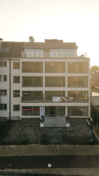 <p><span>SINT-NIKLAAS - </span><span>Op zoek naar een energiezuinig appartement in het centrum? Dan is dit stijlvolle appartement precies wat je zoekt!</span></p><p><span> </span></p><p><span>Enkele troeven op een rij:</span></p><ul><li><span>Kwalitatieve renovatie met oog voor detail</span></li><li><span>Energiezuinig dankzij de gemeenschappelijke warmtepomp en doorgedreven isolatie</span></li><li><span>Twee ruime slaapkamers</span></li><li><span>Met zicht op het Stadspark</span></li></ul><p><span> </span></p><p><span>Indeling:</span><span><br />Via de inkomhal kom je in de lichtrijke leefruimte met open, volledig ingerichte keuken. De grote raampartijen zorgen voor een prachtig uitzicht over het Stadspark.<br />Verder beschikt het appartement over een ruime berging/wasplaats, een moderne badkamer met inloopdouche en lavabomeubel, en twee comfortabele slaapkamers.<br />Vanop het terras geniet je in alle rust.<br />Afzonderlijk toilet aanwezig.</span></p><p><span> </span></p><p><span>Het appartement is gelegen op de eerste verdieping (lift in het gebouw).</span></p><p><span> </span></p><p><span>Extra:</span><span><br />Mogelijkheid tot huren van een autostaanplaats in het gebouw (€ 60 / maand)</span></p><p><span>Gemeenschappelijk </span><span>dakterras </span><span>met magnifiek uitzicht over Sint-Niklaas.</span></p><p><span> </span></p><p><span> </span></p><p><span>Beschikbaar: </span><span>onmiddellijk<br /></span><span>Huurprijs: </span><span>€ 1.125 + € 120 algemene onkosten</span></p><p><span>Provisie verwarming € 100 /maand<br /></span><span>E-peil: </span><span>60</span></p><p><span> </span></p><p><span>Benieuwd naar dit unieke woonaanbod? Vraag snel je bezoek aan via onze website.</span></p><p><span> </span></p>