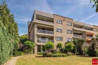 <strong>TE KOOP MET PRE-VIEW: enkel op afspraak.</strong><br /><br />Ruim gelijkvloers appartement met zonnige tuin en verwarmd zwembad.<br /><br />Pal tussen het centrum van Westmalle en St.-Antonius (Zoersel) bevindt zich dit gelijkvloers appartement met een uitzonderlijk troef: een volledig omheinde, prachtig aangelegde tuin van ca. 500 m² met verwarmd zwembad. Dankzij de doordachte indeling door een tuinarchitect geniet u hier van optimale privacy, alsof u in uw eigen groene oase vertoeft.
<p>Binnenin treft u een zeer ruime leefruimte, een aparte keuken met praktische berging en twee volwaardige slaapkamers. Kortom, een ideale woonst voor wie op zoek is naar ruimte, comfort en een rustige, maar toch gunstige ligging.<br /><br /><strong>INDELING</strong></p>
Via de inkomhal bereikt u aan de rechterzijde de nachthal, die toegang geeft tot het slaapgedeelte. Hier bevinden zich twee ruime slaapkamers, waarvan één met een praktische dressing. De recent gerenoveerde badkamer is uitgerust met een ligbad, inloopdouche, lavabomeubel en toilet.<br /><br />Verder beschikt het appartement over een apart gastentoilet, een handige wasplaats/berging en een lichtrijke leefruimte met een prachtig uitzicht op de groene tuin. Aansluitend bevindt zich de volledig geïnstalleerde keuken, die eveneens rechtstreeks toegang biedt tot het overdekt terras en de tuin.<br /><br /><span>De volledig afgesloten, zuidgerichte tuin van ca. 500 m² vormt een absolute troef. Hier geniet u in alle rust van het verwarmde zwembad, omgeven door een doordachte groenaanleg. De aanwezige bomen zorgen voor een natuurlijke afscherming, waardoor u in alle privacy van tuin en zwembad kunt genieten. Achteraan bevindt zich een praktisch tuinhuis met ondergebrachte zwembadtechnieken, en via een poortje achter de tuinberging is de tuin ook langs achteren toegankelijk.</span><br /><br />Tot slot zijn een ondergrondse autostaanplaats en een private kelderberging inbegrepen in de vraagprijs.<br /><br /><strong>BIJZONDERHEDEN</strong><br /><br />- Gunstige locatie<br />- Parking en kelderberging inbegrepen<br />- Zuidgerichte ruime tuin<br />- Verwarmd zwembad<br />- Praktische tuinberging<br />- Toegang achteraan het perceel<br /><br />Dit eigendom is onderhevig aan de renovatieverplichting die door de Vlaamse Regering wordt opgelegd. Meer info op https://www.vlaanderen.be/veka.<br /><br />Voor meer info of een bezoek ter plaatse kan u vrijblijvend contact opnemen met Lieselotte op 03.227.58.58 of lieselotte@reds.be.