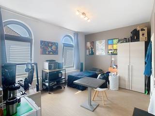 Deze uitzonderlijk ruime studentenkamer van 32 m², met kitchenette en eigen badkamer, is nu beschikbaar in Residentie Campus Amicorum, gelegen in...