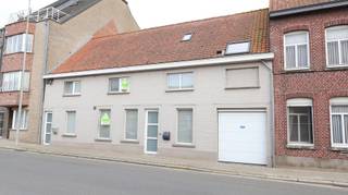 Achter deze <strong>mooie, karaktervolle gevel</strong>, gelegen <strong>onder de kerktoren in Ledegem</strong>, schuilt een verrassend ruime en gezellige tussenwoning.<br />Bij het betreden van de woning komt u binnen in de inkomhal die leidt naar de gezellige leefruimte. Aansluitend vindt u de open, volledig uitgeruste keuken met een warme houtafwerking en kwalitatieve toestellen, waaronder een vaatwasser, keramische kookplaat, dampkap, combi-oven en koelkast.<br />Verder beschikt het gelijkvloers over een garage met automatische sectionaalpoort, een apart toilet en een praktische wasplaats.<br />De onderhoudsvriendelijke tuin vormt een<strong> echte troef</strong> en is voorzien van een elektrische zonneluifel, ideaal om in alle comfort te genieten van zonnige dagen.<br />Op de eerste verdieping bevinden zich twee volwaardige slaapkamers, een dressing, een toilet, een zolderberging en een badkamer voorzien van badmeubel, ligbad en inloopdouche.<br />De tweede verdieping biedt nog een extra derde kamer, met aansluitend een dressing/berging.<br />De woning wordt verwarmd via centrale verwarming op aardgas en is volledig voorzien van verzorgde gordijnen.<br />Dankzij de gunstige EPC-score (label B) woont u hier bovendien energiezuinig.<br />Deze instapklare woning is onmiddellijk beschikbaar en vormt de ideale thuis voor wie op zoek is naar comfort, ruimte en een centrale ligging.<br /><br /><u><strong>Interesse in deze woning?</strong></u><br />Ga naar <strong>www.dicasa.be</strong>, klik op het pand dat u wenst te huren en vul via de knop "Ik ben kandidaat" een kort profiel in.<br />Enkel via deze weg kunnen bezichtigingen aangevraagd worden – telefonisch worden geen afspraken ingepland.