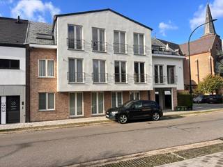 Opbrengsteigendom:<br /><br />Mooie belegging: pakket van 3 appartementen in een goed gelegen mede-eigendom aan de Frans Pauwelslei 1 te 's-Gravenwezel.<br />Zeer rustig gelegen in het midden van het dorp tegenover de kerk aan het Lodewijk de Vochtplein.<br /><br />11e verdnr. 690/10000ca. 112m² 335.000 € <br />22e verdnr. 970/10000ca. 95m² 305.000 € <br />32e verdnr. 1090/10000ca. 112m² 335.000 € <br /><br />Investering met Bruto-rendement van 3,5%<br />Na indexatie hoger rendement mogelijk