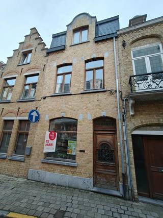 Cette maison mitoyenne de caractère est située dans la D'Hondtstraat, à deux pas de la Grand-Place d'Ypres. Toutes les installations nécessaires...