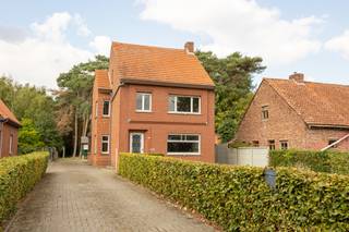 <p>Interesse? Vragen? Neem gerust contact op met Olivier Boon via olivier.boon@copandi.be of via +32 468/35 17 50.<br /><strong><br /></strong>Bent u op zoek naar een vrijstaande woning met ruimte, privacy én een centrale ligging? Dan is deze woning precies wat u zoekt.<br /><br />Deze charmante woning op een rustige locatie uit de jaren '60 biedt tal van mogelijkheden voor wie op zoek is naar een renovatiewoning op een ruim groen perceel van 17a49ca. <br /><br />De woning beschikt momenteel over 4 slaapkamers en 1 badkamer. Verder is er ook een ruime aparte keuken, eet- en zitruimte. Achteraan de woning is er een ruime veranda met zicht op de tuin. De woning is verder voorzien van centrale verwarming op mazout, elektriciteit is niet conform.<br /><br />De ruime tuin met privébos biedt volop ruimte voor zowel ontspanning als activiteit. Er is voldoende plek om een speelruimte voor kinderen, een moestuin, een ruim terras of buitenkeuken te combineren. De mogelijkheden zijn eindeloos voor wie houdt van buitenleven en privacy. In de tuin bevinden zich momenteel een apart bijgebouw met 2 aparte ruimtes, een garage en duivenhok.<br /><br />Kortom, deze woning vormt de perfecte basis om uw eigen droomhuis te realiseren op een rustige ligging in Langdorp vlakbij scholen, winkels en openbaar vervoer.<br /><br />Interesse? Plan snel uw afspraak in en kom zelf deze woning met enorm veel potentieel op een ruim en rustig gelegen perceel ontdekken.<br /><br />Wenst u een <strong>gratis waardebepaling</strong> van uw eigendom? Neem dan vrijblijvend contact op met olivier.boon@copandi.be of via 0468/35 17 50.<br /><br />✅ Ruim perceel met privébos op 17,49a<br />✅ Te renoveren woning met veel potentieel<br />✅ Rustige doch centrale ligging <br />✅ Apart bijgebouw met 2 bergruimtes<br />✅ 4 ruime slaapkamers</p>