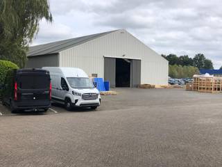 Magazijn 1.782m² met terrein 5.000m² te huur in Kontich Industrie , zeer goed gelegen aan de op- en afrit van de E19 in Kontich.