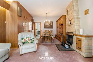 Voor meer info en foto’s, surf naar www.swevers.be – Deze gesloten bebouwing op Paalsesteenweg 9 in het centrum van Beringen biedt een mooie kans voor wie een woning naar eigen smaak wil renoveren. De woning dateert van 1963 en beschikt over een bewoonbare oppervlakte van 166 m², verdeeld over meerdere niveaus. Op het gelijkvloers bevindt zich de inkomhal met trap en een uitzonderlijk ruime inpandige garage van ca. 40 m² met sectionale poort, ideaal voor wagens, opslag of hobbyruimte. Achteraan is er een praktische wasplaats voorzien.<br />De eerste verdieping vormt het leefgedeelte met een lichtrijke woonkamer van 29,57 m² en een aansluitende keuken van 10,35 m² met toegang tot het terras. Verder zijn er op deze verdieping een badkamer en een extra kamer, geschikt als slaapkamer, bureau of hobbyruimte. Op de tweede verdieping bevinden zich drie volwaardige slaapkamers (12,95 m², 14,99 m² en 12,89 m²), gegroepeerd rond de nachthal.<br />Extra bergruimte is aanwezig in de kelder (17,23 m²) en op de zolder (22 m²), die mits aanpassing verder benut kan worden. De woning is uitgerust met vier elektrisch bediende rolluiken. Het perceel van 81 m² biedt ondanks zijn compacte grootte een aangenaam terras. Daarnaast is er aan de achterzijde een uitgang via de Brouwersstraat, wat eventueel kinderen een veilige en vlotte doorgang naar school biedt.<br />De centrale ligging is een grote troef, met winkels, horeca, scholen en openbaar vervoer op wandelafstand. Een woning met solide basis en veel potentieel voor wie een eigen project wil realiseren. Voor meer informatie, bel 011 255 155. Bron bewoonbare oppervlakte: EPC – verslag. Dit pand is onderworpen aan de renovatieverplichting van de Vlaamse overheid voor residentiële gebouwen (behoudens bij sloop binnen 5 jaar na de aankoop). Consulteer voor meer informatie de website van het Vlaams Energie- en Klimaatagentschap via https://www.vlaanderen.be/een-huis-of-appartement-kopen/renovatieverplichting-voor-residentiele-gebouwen.