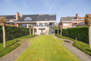 Dit hele complex (met parkeergelegenheid) wordt verkocht!<br /><br />Het goed bestaat uit:<br />- een groot handelshuis (mogelijkheid tot aparte praktijken, meer slaapkamers, bureauruimtes...) <br />- een aparte praktijk die stabiel verhuurd wordt momenteel <br />- parkeergelegenheid achter op perceel.<br /><br />* Handelshuis:<br />- Gelijkvloers rechts vooraan een aparte ruimte (potentieel praktijk/bureau/speelkamer...) met toilet (+/- 40m²)<br />- Gelijkvloers rechts achteraan een aparte ruimte (potentieel praktijk/bureau/speelkamer/slaapkamer...) met toilet (+/- 40m²)<br />- Op verdieping 1 een keuken, eet- en zithoek, aparte bureau, berging, toilet en ruim dakterras<br />- Op verdieping 2 een badkamer, toilet, berging en 4 slaapkamers<br />- Op zolder een afgewerkte kamer onder het dak<br /><br />* Aparte prakrijk links:<br />- Gelijkvloers links vooraan een aparte praktijkruimte met toilet (+/- 52m²) verhuurd aan € 624.<br /><br />In de woning valt direct op dat er gekozen is voor kwalitatieve en deels authentieke elementen. Er is een functionele eiken keuken met aansluiting op het dakterras, alsook een zeer ruime leefruimte met bureau voorzien van massieve parket. Hier is een open haard en open vide die tonen hoeveel karakter er heerst in dit pand. Verder vinden we hier nog een ruime berging en apart toilet.<br />Op verdiep zijn er vervolgens 4 slaapkamers, een apart toilet en een badkamer. Vervolgens is er nog een vaste trap naar de zolder die ook al werd ingericht.<br /><br />De woning ligt op een perceel van 6a87ca en is volledig afgesloten. De tuin is zeer netjes aangelegd en voorzien van een prachtig bijgebouw met een bar in. Ook werd er een sproei-installatie voorzien om alles netjes te houden.<br />Achter het bijgebouw ligt nog een moestuin en bevinden zich carports / parkeerplaatsen. Deze zijn te bereiken vanuit de Hazenstraat. Hier kunnen in eerste fase al vlot drie auto's geparkeerd worden.<br /><br />Het grote handelshuis heeft een EPC-score van slechts 178 (label B) en het handelspand heeft een D-label. Het geheel is voorzien van aluminium ramen met dubbele beglazing, dakisolatie en spouwisolatie. De verwarming is op gas. <br /><br />Ben jij op zoek naar een woning of opbrengsteigendom met gigantisch veel mogelijkheden?<br />Contacteer ons snel op 011 64 55 00 of info@vastgoedfransen.be.