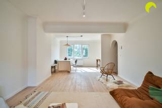 <p><span>In het centrum van Kontich bieden wij u dit gerenoveerde appartement (85m²) aan met 2 slaapkamers en een zuidgerichte tuin. Het gebouw, dat dateert van 1960, heeft een volledige renovatie ondergaan. Het appartement dat wij u aanbieden bevindt zich op de eerste verdieping. Er is geen lift! Inclusief in de prijs twee kelderbergingen (met aansluiting wasmachine).<br />Gelegen in de directe nabijheid van winkels, scholen, openbaar vervoer en verbindingswegen. Tevens vindt u het centrum op wandelafstand.<br /><br /></span></p><p><span>Het appartement beschikt overal over dubbele beglazing met pvc schrijnwerk. De centrale verwarming verloopt op gas (condensatie - Bosch) en de elektriciteit is conform de voorschriften van het AREI.<br />Aan het gebouw zijn momenteel geen aanstaande kosten. Het dak werd vernieuwd en voorzien van isolatie. Na controle werd het appartement gecategoriseerd als "asbestveilig".</span></p><p><span> </span></p><p><span>Indeling:</span></p><p><span> </span></p><p><span>We betreden het appartement via de centrale inkomhal. Hier is voldoende ruimte voor een vestiaire en bevindt zich een apart gastentoilet. </span></p><p><span>We lopen verder door en bereiken de ruime en lichte leefruimte op parket. De keuken werd deels geïntegreerd in de woonkamer en beschikt over alle comfort. Vanuit de keuken is er toegang naar het zuidgerichte terras. Een trap leidt u naar het terras op het gelijkvloers en de zuidgerichte tuin.</span></p><p><span>Er zijn twee volwaardige slaapkamers die verbonden worden door de vernieuwde badkamer met inloopdouche.</span></p><p><span>Er is geen syndicus in het gebouw. Aparte meters voor water, gas en elektriciteit.</span></p><p><span> </span></p><p><span>Graag som ik voor u nog even de troeven op van dit gerenoveerd appartement met tuin:</span></p><p><span> </span></p><ul><li><span>Klein en goed onderhouden gebouw, zonder aanstaande kosten (dak reeds voorzien van isolatie).</span></li><li><span>Overal dubbele beglazing met pvc schrijnwerk, asbestveilig en elektriciteit conform.</span></li><li><span>Badkamer en keuken volledig vernieuwd.</span></li><li><span>Twee volwaardige slaapkamers </span></li><li><span>Inclusief 2 kelderbergingen, 2 terrassen en zuidgerichte tuin</span></li></ul><p><span>EPC: 215 kWh/m²/jaar (C-label)<br />P-score: A, G-score: A</span></p><p><span> </span></p><p><span>Voor een bezoek ter plaatse kan u ons contacteren op het nummer 03 449 42 41 of mailen naar </span><span><span>hallo@habicom.be</span></span><span>.</span></p><p><span>Benieuwd naar de waarde van uw woning? Check het gratis op </span><span><span>www.watismijnhuiswaard.be</span></span><span>.</span></p><p><span> </span></p>