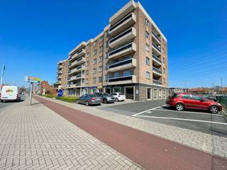 [[ DIT PAND NEEMT DEEL AAN DE ERA OPEN HUIZEN DAG OP 13/6 VAN 17:30 TOT 18:30 ]]
<strong>Appartement met 2 slaapkamers en berging.</strong><br />Op zoek naar een nieuwe inverstering? Dit appartement is momenteel verhuurd voor 630 €/maand inclusief syndic kosten. Er is ook nog een mogelijkheid om een staanplaats erbij te kopen voor €15.000.<br /><br /><strong>Indeling</strong><br />Het appartement bevindt zich op de vierde verdieping en beschikt over een inkomhal, badkamer, 2 slaapkamers en berging. Verder is er nog de ruime living met veel lichtinval, terras en keuken met berging( met nog een tweede aparte terras)<br /><br /><strong>Troeven</strong>
<ul><li>2 terrassen</li><li>ruime living</li><li>dicht bij winkels en scholen</li><li>Staanplaats bij te kopen : €15.000</li></ul>