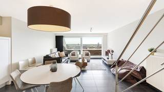 Dit zonovergoten appartement, gelegen in een rustige zijstraat van het Stübbenpark, bevindt zich op steenworp afstand van het strand.<br /><br />Indeling: Benedenverdieping: Een gezellige woonkamer met toegang tot een zonnig terras. Vestiaire en gastentoilet. Een ruime, volledig uitgeruste open keuken met eethoek en een berging met aansluiting voor een wasmachine.<br />Op de verdieping: 3 ruime slaapkamers, waarvan 1 met toegang tot het ruime zuidgerichte terras, een badkamer met ligbad, douche en dubbele wastafel, en nog een aparte douchekamer.<br />Inclusief fietsenstalling in het gebouw.<br /><br />Mogelijkheid tot aankoop van een afgesloten garagebox op de begane grond.