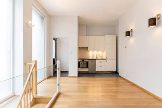 TE KOOP FERNAND COCQ – COMMERCIËLE BEGANE GROND <br />Deze commerciële begane grond is ideaal gelegen op een steenworp afstand van het Fernand Cocqplein en heeft een strategische ligging in een dynamische en drukbezochte wijk.<br />Adres: Souverainestraat 5, 1050 Brussel<br />PRIJS: € 235.000<br />Oppervlakte: 30 m² + 48 m² kelders <br />Het pand bestaat uit een commerciële ruimte van 30 m² met ingerichte keuken, 48 m² kelders verdeeld in 4 ruimtes die kunnen worden gebruikt voor commerciële doeleinden of opslag, en een toilet.<br />De etalage bestaat uit 3 grote ramen en een aparte deur, die momenteel zijn afgeschermd. <br />Bestemming: HANDEL - GEEN HORECA<br /><br />VISITES Louis MEERT - 0477 57 98 87 ou LMEERT@TREVI.BE