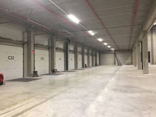Magazijn WH6 te huur : 9.357 m²-Terrein1 laaddock per 1.000 m²- Vrije hoogte: 12,20 m- Vloerbelasting magazijn: 50 kN/m²- Volledig omheind terrein-...