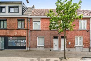 <p>[[ DIT PAND NEEMT DEEL AAN DE ERA OPEN HUIZEN DAG OP 13/6 VAN 13:00 TOT 14:00 ]]<br /><br /><u><strong>Te koop:</strong></u></p>

<p>Deze charmante woning beschikt over drie comfortabele slaapkamers en is perfect voor wie op zoek is naar een instapklare gezinswoning. </p>

<p>Buiten geniet u van een volledig aangelegde tuin van 145 m², ideaal om te ontspannen of gezellige momenten door te brengen met familie en vrienden. </p>

<p>Gelegen in de Camille Françoisstraat geniet u van een centrale ligging, met winkels, scholen en openbaar vervoer op korte afstand. Een ideale combinatie van comfort, ruimte en bereikbaarheid.</p>

<p><br /><br /><u><strong>Belangrijkste ruimtes:</strong></u><br />• Woonkamer (12,4 m²) met gezellige sfeer<br />• Eetkamer (11,8 m²) aansluitend op de keuken<br />• Keuken (9,9 m²) met praktische indeling<br />• Bureel (18,1 m²) ideaal voor thuiswerk<br />• Drie slaapkamers (11,6 m², 16,0 m² en 18,5 m²)<br />• Badkamer (5,9 m²)<br />• Bijkeuken (5,5 m²)<br />• Inkomhal (9,4 m²)<br />• Kelder (17,3 m²) voor extra opslag<br />• Volledig aangelegde tuin (145 m²)<br /><br /><u><strong>Troeven:</strong></u><br />• Instapklare woning met drie slaapkamers in Machelen<br />• Asbest veilig<br />• Volledig aangelegde tuin<br /><br />Meer informatie of een bezoek met Margaux Mulkers? Contacteer ons via +3223351115<br />JOUW DROOMHUIS. ZO GEVONDEN!</p>