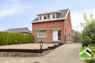 Aan de Baversstraat in het landelijke 's Herenelderen, deelgemeente van Tongeren, vind je deze ruime halfopen woning met volgende indeling:<br />x inkomhal met draaitrap naar het verdiep; <br />x ruime doorlopende woonkamer met een inbouwhaard; <br />x ingerichte eiken keuken; <br />x aansluitend een zeer ruime veranda met bergruimte; <br />x apart toilet; <br />x achtergelegen badkamer met ligbad, douche en lavabo.<br /><br />Op de verdieping: <br />x de nachthal; <br />x 3 slaapkamers, waarvan 1 met een apart toilet; <br />x kleine kamer, in te richten als dressing, bergruimte.... Via deze kamer is er toegang tot de zolder.<br /><br />x Inrit met parking en doorgang via een automatisch hek naar de garage. <br />x Achter de veranda en garage is er nog aanbouw voor hobby- en bergruimte. <br />x Ruime tuin met een tuinberging en zicht op achter- en naastgelegen velden. <br /><br />x Verder is er nog een kelder met toegang via een luik in de inkomhal. <br /><br />De woning is gelegen in woongebied met landelijk karakter; het achterste deel is gelegen in landschappelijk waardevol agrarisch gebied.<br /><br />INTERESSE? Maak dan telefonisch een afspraak voor bezichtiging op het nummer 012 23 00 23 of mail uw vragen aan roland@immo-leroi.be.