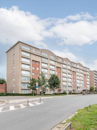 <p><strong>Bezichtiging mogelijk na het maken van een huurdersprofiel via </strong>https://onid.mijnhuurprofiel.be/property/0697ac56-526d-40dc-8eeb-3edbc4f83186</p><p><br /></p><p><strong>Dit lichtrijke appartement</strong><span> ligt in een verzorgd gebouw, op een strategische locatie vlak bij invalswegen, scholen, winkels en openbaar vervoer. Je geniet van een uitstekende bereikbaarheid en een comfortabele woonomgeving.</span></p><p><br /></p><p><strong>Het appartement bestaat uit</strong> een inkomhal – een ruime woonkamer op parket – een aparte keuken met inductie kookvuur – twee slaapkamers – een badkamer met ligbad – een apart toilet - balkon met zonnetent - een kelderberging.</p><p><br /></p><p><strong>Troeven:</strong> Inclusief een Inpandige autostaanplaats - Gunstig EPC (B)</p>