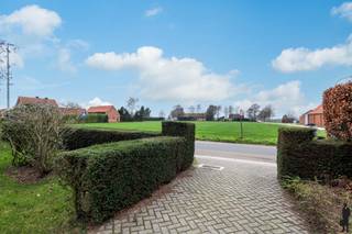 <strong>Vrijstaande woning</strong> met<strong> 4 slpk.</strong> gelegen op gunstige locatie te <strong>Minderhout!</strong><br /><br /><strong><span>INDELING</span></strong><br /><strong>Gelijkvloerse verdieping:</strong><br />- Inkomhal<br />- Zeer lichtrijke woonkamer<br />- Keuken<br />- Bijkeuken / wasplaats<br />- Separaat toilet<br />- Badkamer<br />- Kelderberging<br /><br /><strong>Eerste verdieping:</strong><br />- <strong>4 slaapkamers</strong> van ca. 8,5, 10, 11,2 en 15,8m²<br />- Badkamer<br />- Bergzolder bereikbaar met een vlizotrap<br /><br />Buiten bevindt zich een <strong>terras</strong> met mooie, <strong>omheinde tuin</strong> en een <strong>uitpandige, ruime garage.<br /><br />BIJZONDERHEDEN:<br /></strong>- <strong>Vrij uitzicht vooraan</strong> <br />- Veel lichtinval<br />- <strong>Centrale locatie</strong> naar centrum Hoogstraten, Minderhout, wandelroutes, scholen, etc