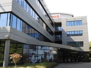 <p>Dans un immeuble moderne idéalement situé à Diegem, à proximité immédiate de l’aéroport de Zaventem, du Ring de Bruxelles et de la gare de Diegem, plusieurs surfaces de bureaux sont disponibles à la location :</p>
<ul>
<li>
<p><strong>Deuxième étage</strong> : 1.339,20 m² <strong>divisibles à partir de 250 m²</strong></p>
</li>
<li>
<p><strong>Troisième étage</strong> : <strong>576,19 m² disponibles</strong></p>
</li>
</ul>
<p><strong>Nombreuses commodités sur site</strong> : ascenseur, climatisation, salle polyvalente, kitchenette, sanitaires, abri vélos, espace fumeur.<br /><strong>Bornes de recharge électrique</strong> récemment installées.</p>
<p><strong>Conditions</strong> :</p>
<ul>
<li>
<p><strong>Charges communes</strong> : 30 €/m²/an (incluant taxe foncière, eau, assurance incendie, entretien bâtiment, climatisation, sécurité, nettoyage des vitres, etc.)</p>
</li>
<li>
<p><strong>Parking extérieur</strong> : 500 €/place/an</p>
</li>
<li>
<p><strong>Parking intérieur</strong> : 1.200 €/place/an</p>
</li>
</ul>
<p><strong>Accessibilité optimale</strong> : accès rapide via la sortie 13 de l’E40, <strong>connexion Maxmobiel vers Gand St-Pieters</strong>.</p>
<hr />
<p><strong>Intéressé(e) ?</strong><br />Contactez-nous pour plus d’informations sur les surfaces disponibles ou pour organiser une visite.</p>