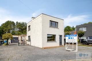 Op een unieke locatie te Heist-op-den-Berg, bevindt zich deze leuke starterswoning met 2 slks, ruime tuin en vrijstaande garage.<br /><br />Deze charmante woning is gelegen op een prachtige, groene locatie waar het heerlijk vertoeven is. Rust en bereikbaarheid staan hier centraal. Winkels, scholen en openbaar vervoer bevinden zich in de nabije buurt.<br /><br />We komen de woning binnen langs de inkomhal langs waar we toegang verkrijgen tot de gezellig ingerichte open leefruimte met zithoek en eetplaats. Aansluitend bevindt zich de ingerichte keuken, voorzien van alle hedendaags comfort, kookeiland en ontbijtruimte. Achterliggend bevindt zich het gastentoilet alsook de volledig uitgeruste badkamer met douche, ligbad en ensuite berging met wasplaats. Terug in de inkomhal zorgt de trap voor een toegang tot de bovenverdieping. Deze maakt plaats voor 2 ruime slaapkamers waarvan één uitgerust met airco.<br /><br />Als kers op de taart, geniet de woning een prachtige tuin met een riant zonneterras. Hier is het puur genieten van rust en zon, in alle privacy! <br />Tot slot is er de aanwezigheid van een vrijstaande garage en carport, ideaal als extra bergruimte. <br /><br />Troeven: conforme elektriciteit, airco, instapklaar, toplocatie<br /><br />Kortom, een ideale opportuniteit, voor wie opzoek is naar een gezellige woning met prachtige tuin op een uiterst rustige en groene locatie te Heist-op-den-Berg. Contacteer ons gerust voor meer informatie of een bezoek ter plaatse.