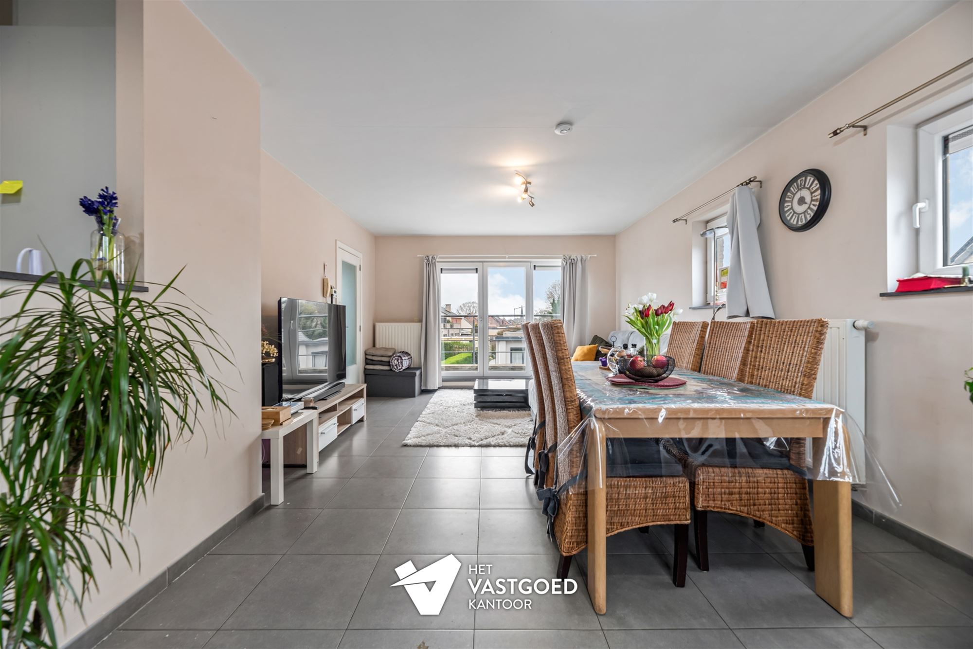 ZEER RUIM DUPLEX APPARTEMENT (149M²) MET 3 SLAAPKAMERS, TERRAS EN 2 AUTOSTAANPLAATSEN TE HAM - foto 3