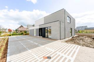 Deze nieuwbouwwoning biedt een sterke combinatie van moderne architectuur, comfort en hoog energie- en woontechnisch niveau in een goed bereikbare, groene locatie in Wingene. <br /><br />De woning is ideaal voor een gezin, die op zoek is naar ruime, lichtrijke ruimtes met een zuidgerichte tuin, in een kwalitatieve nieuwbouwsetting. <br />Dankzij de aandacht voor afwerking, duurzame technieken en de perfecte locatie, is de woning zowel aantrekkelijk als toekomstgericht.<br /><br />Woonindeling:<br />Inkomhal met vestiaire en gastentoilet, eet- en leefruimte met open ingerichte keuken met aansluitend een ruime berging/wasplaats. <br />Op de verdieping hebben we 3 volwaardige slaapkamers, badkamer met dubbele lavabomeubel, ligbad en inloopdouche en apart toilet op de hal en een technische ruimte waar alle technieken worden voorzien (ventilatiesysteem D, vloerverwarming, zonnepanelen, warmtepomp type lucht/water).<br /><br />De woning beschikt daarnaast over een zuidgerichte tuin & terras en privatieve parkeerplaatsen vooraan.<br /><br />Meer info en/of een plaatsbezoek, neem gerust contact op 0470 50 50 50 of info@futurimmo.be.