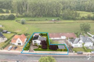 <p>Te koop te Berlare!<br />Midden in het groen en met een adembenemend uitzicht over de omliggende velden, bevindt zich deze charmante woning die rust, ruimte en natuur perfect combineert. Hier geniet u dagelijks van een landelijke omgeving terwijl u zich op wandelafstand bevindt van Nieuwdonk, de Eendenkooi en tal van prachtige fiets-, wandel- en ruiterroutes.<br />Bij het betreden van de woning komt u terecht in een ruime en lichtrijke leefruimte. De volledig geïnstalleerde keuken biedt alle comfort voor dagelijks gebruik en sluit rechtstreeks aan op de gezellige veranda. Deze vormt zonder twijfel een van de mooiste plekken van de woning, waar u in alle seizoenen kunt genieten van het unieke verzicht op de achterliggende velden.<br />Verder beschikt de woning over drie mooie en volwaardige slaapkamers, ideaal voor een gezin of voor wie graag extra ruimte heeft voor een hobby- of bureelkamer. <br />De badkamer is uitgerust met een comfortabel ligbad.<br />Wat deze eigendom werkelijk uniek maakt, zijn de uitgebreide mogelijkheden voor dieren- en paardenliefhebbers. De woning beschikt over twee paardenstallen die inbegrepen zijn in de prijs. <br />Daarnaast zijn er twee garages aanwezig, wat zorgt voor extra comfort en voldoende ruimte voor het stallen van voertuigen, fietsen, materiaal of opslag. Alsook Kelderruimte met buitenlicht aanwezig die kan dienen als bureau, stockage en/of extra slaapkamers.<br />Deze eigendom vormt een zeldzame kans voor wie op zoek is naar een woning op een topligging, omringd door natuur en met alle mogelijkheden om een landelijke levensstijl te combineren met comfort. Het prachtige uitzicht, de aanwezige paardenfaciliteiten en de nabijheid van talrijke recreatiemogelijkheden maken van deze woning een unieke parel in het hart van Donk.<br />Interesse? Contacteer collega Bernhard 0476 022 089 - bernhard@cornelis-goeman.be</p>