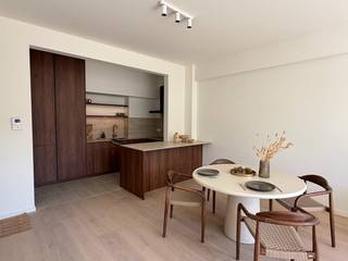 Achteraan in het stijlvolle project Amerikalei 51 bevindt zich dit prachtig afgewerkte appartement van ca. 65 m², waar hedendaags comfort en tijdloze materialen samenkomen.<br /><br />De lichtrijke leefruimte sluit naadloos aan op de volledig op maat gemaakte keuken, afgewerkt in warme walnoot en een verfijnde travertin look & feel. De hoogwaardige parketvloer zorgt voor een warme en elegante uitstraling. Verder beschikt het appartement over één slaapkamer en één stijlvol afgewerkte badkamer.<br /><br />Een absolute troef is het zuidgerichte terras, dat rechtstreeks aansluit op de leefruimte en een heerlijke plek vormt om van de zon te genieten. De nieuwe hoogrendementsramen zorgen daarnaast voor een aangenaam binnenklimaat en een uitstekende akoestische en energetische performantie.<br /><br />Ook het gebouw zelf is volop in transformatie. De voorgevel wordt momenteel volledig opgefrist en geschilderd, terwijl ook de trappenhal en andere gemeenschappelijke delen worden aangepakt.<br /><br />Een stijlvolle stadswoning op een gegeerde Antwerpse locatie, met de rust van een appartement achteraan én het comfort van een kwalitatief vernieuwd project.