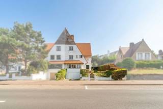 <p><strong>Ruime halfopen woning met enorm potentieel op slechts 250m van de zee!</strong><br /><br />Bent u op zoek naar een eigen stek op een absolute toplocatie aan de kust? Op slechts 250 meter van het strand en de zee bevindt zich deze <strong>karaktervolle, halfopen bebouwing</strong>. Met maar liefst <strong>zes slaapkamers</strong>, een <strong>inpandige garage </strong>en een functionele indeling, biedt deze woning een waaier aan mogelijkheden voor wie op zoek is naar een ruime gezinswoning of een fantastisch tweede verblijf in Knokke-Heist.<br /><br /><strong>Indeling:</strong><br />U betreedt de woning via een uitnodigende inkomhal, voorzien van een apart gastentoilet. De lichte leefruimte loopt naadloos over in de eetkamer, die vervolgens toegang verleent tot de keuken. Vanuit de keuken bereikt u moeiteloos <strong>het terras</strong> aan de achterzijde, waar het heerlijk vertoeven is. Daarnaast is er via de keuken een directe trap naar de ruime kelder.<br />De trap in de leefruimte leidt u naar de eerste verdieping. Hier bevinden zich <strong>drie volwaardige slaapkamers</strong>, een badkamer en een apart toilet.<br />Ook de tweede verdieping is verrassend ruim en herbergt nog eens <strong>drie extra slaapkamers</strong>. Eén van deze kamers is uitgerust met een luik (zonder vaste trap) dat toegang geeft tot de <strong>ruime zolder</strong> van ca. 20m², voorzien van ramen aan weerszijden van de woning, ideaal als extra bruikbare ruimte of slaapkamer.<br />Een <strong>zeldzame troef</strong> zo dicht bij de zee is de <strong>parkeer- en opbergruimte</strong>. De woning is <strong>volledig onderkelderd</strong> en beschikt over een praktische <strong>inpandige garage</strong>. Daarbovenop is er nog <strong>plaats voor een extra wagen op de helling</strong> van de oprit.<br /><br /><strong>Bijzonderheden:</strong><br /><strong>VRAAGPRIJS = RICHTPRIJS<br />Toplocatie!</strong><br /><strong>6 slaapkamers</strong> en een <strong>zolder</strong>;<br />EPC-label <strong>D</strong>;<br />Te renoveren woning met<strong> bijzonder veel potentieel</strong>.<br /><br /><strong>Deze eigendom is een ruwe diamant op een uiterst gewilde locatie. Maak van deze woning uw eigen droomplek aan de kust!</strong></p>