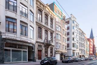 <p><span>Wonen aan de iconische Mechelsesteenweg betekent wonen op een uiterst centrale en levendige locatie in Antwerpen, ideaal voor wie mobiliteit en duurzaamheid waardeert. Winkels, scholen en horeca liggen binnen handbereik, terwijl u in uw achtertuin drie groene parken vindt: het Koning Albertpark, Stadspark en Harmoniepark.</span></p>
<p><span>Welkom in deze penthouse op de 5<sup>de</sup> verdieping van een hoekgebouw in art-decostijl. Het appartement is ideaal voor wie houdt van authenticiteit en karakter. Aan de voorzijde bevindt zich de grote, lichtrijke leefruimte, afgewerkt met een visgraatparket en prachtige art-deco-elementen zoals elegante bogen en originele deuren. Ook de authentieke radiatoren dragen bij aan de unieke uitstraling. Dankzij het grote raam, dat volledig kan worden opengezet, geniet u bovendien van een aangenaam binnen-buitengevoel met frans balkon.</span></p>
<p><span>De keuken werd recent gerenoveerd met oog voor kwaliteit en stijl. Hierbij werd gekozen voor hoogwaardige materialen, zoals prachtig Italiaanse marmer, Vola-kranen en een kwalitatief Boretti-gasfornuis. Daarnaast is er veel opbergruimte voorzien, wat zorgt voor een praktische en aangename kookomgeving. Aansluitend bevindt zich de gezellige eetruimte, een ideale plek om samen te dineren. Vanuit de keuken heeft u toegang tot een klein balkon, perfect als knusse leeshoek of voor een weelderig kruidentuintje. Tegenover de keuken ligt de eveneens gerenoveerde badkamer, uitgerust met een ruime douche, een ligbad en een stijlvolle lavabo waarin de marmer terugkomt.</span></p>
<p><span>De gang leidt naar de verrassend ruime achterzijde van het appartement, waar zich maar liefst drie volwaardige slaapkamers bevinden. Daarnaast is er nog een extra ruimte die momenteel is ingericht als praktische dressing. Dé troef van dit appartement? Het gemeenschappelijke rooftopterras met buitenbar, waar u in alle rust kan genieten en gezellige momenten kan delen.</span></p>
<p><span>Tot slot is er een private kelderberging inbegrepen.</span></p>
<p><span>Interesse? Contacteer LISTED via +32 2 83 51 51.</span></p>